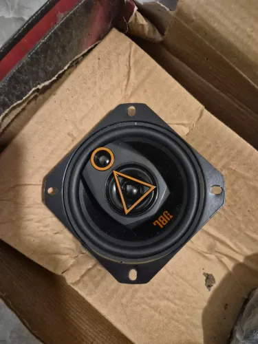 Caixa de som JBL para carro