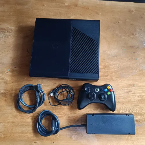 Xbox 360 Super Slim 500GB RGH Completo + 100 Jogos (Aceito OLX Pay)
