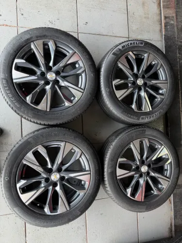 Rodas aro 17 gm chevrolet tracker + pneus michellin