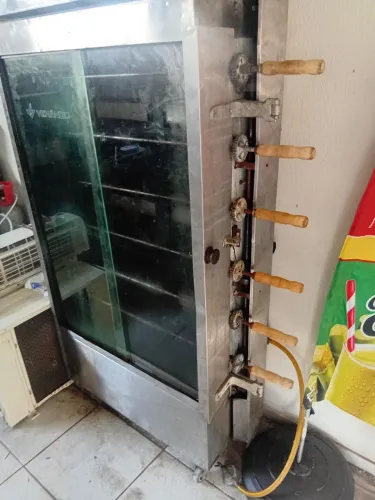 Fundo de Espeteria e Frango Assado