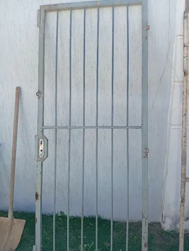 Porta grade de ferro
