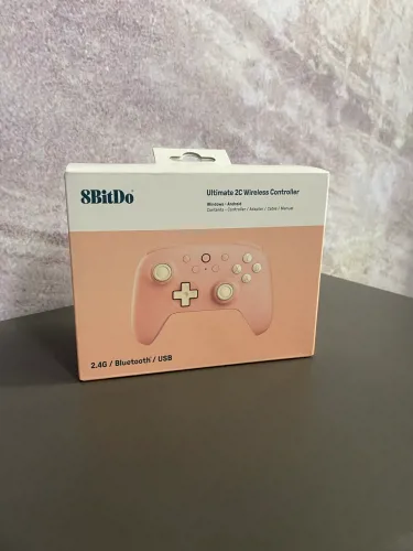 8BitDo Ultimate 2C Wireless Controller na cor pêssego/rosa.