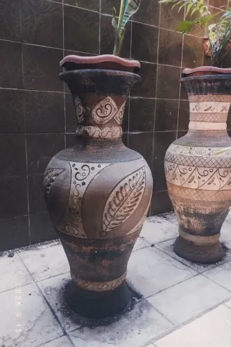 diversos vasos egípcios artesanais.