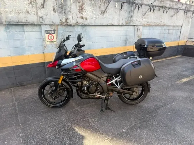 Suzuki Vstrom DL 1000 ano 2018, cor vermelho com baixíssima km