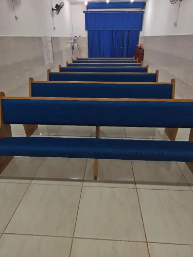 Bancos de madeira maciça para igreja