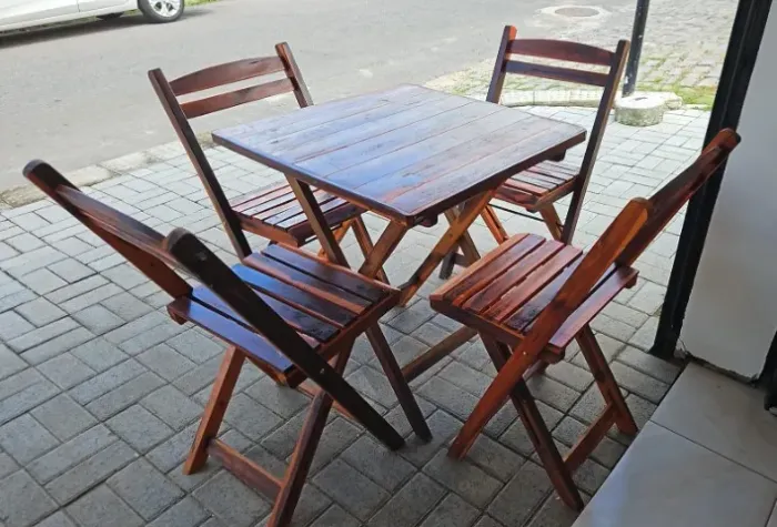 Conjunto de Mesa com quatro cadeiras de madeira