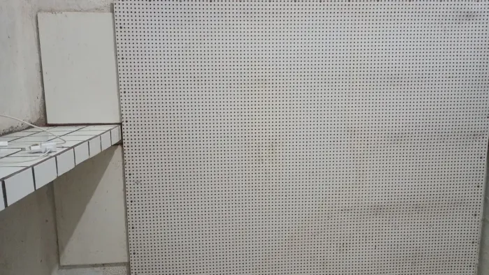 Painel Perfurado para Lojas, medindo 1,36x1,22cm