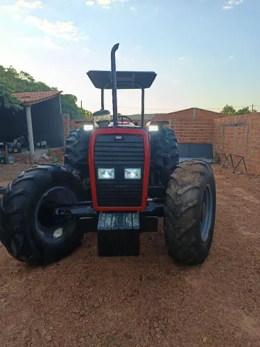 Tratores disponíveis pra vender 