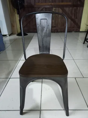 Cadeira de metal com design moderno