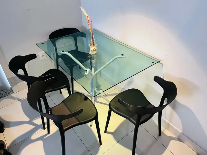 Mesa de jantar com 4 cadeiras