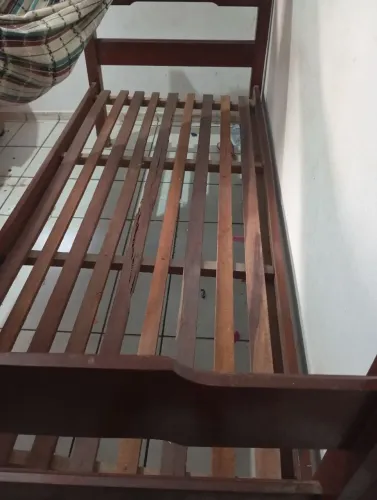 Vendo uma cama de madeira