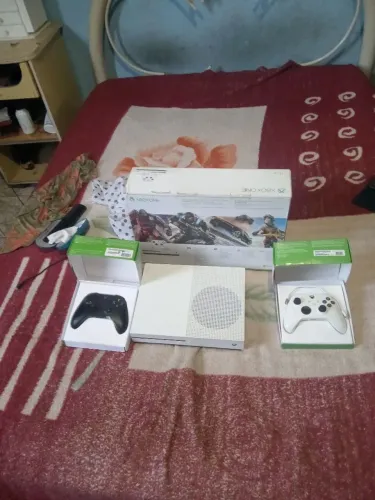 XBOX ones 1tb com 2 controles mais caixa  ,e Cabo de força,e hdmi 