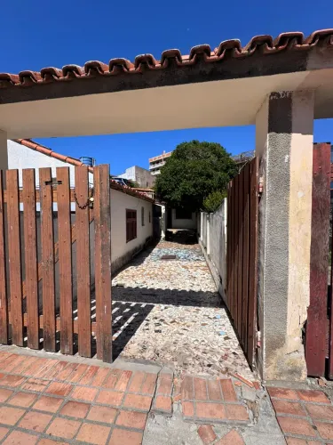 Duas casas à venda no mesmo Terreno a poucos passos da Praia Grande- Arraial do Cabo