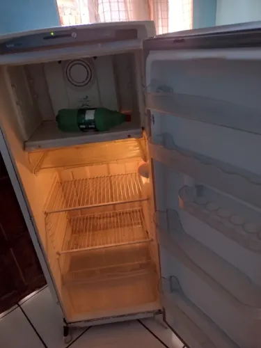Geladeira Consul vendo barato ótima dá gelo seco