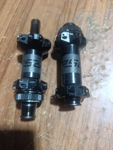 Par de Cubo bontrager rsl bosst 24 furos center Lock , traseiro tá sem o free Hub 