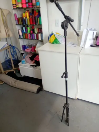 Vendo pedestal de microfone em excelente estado de conservação