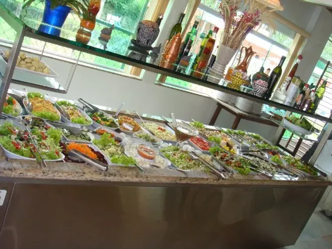Mesa refrigerada e aquecida para buffet.