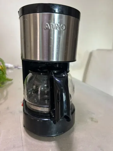Cafeteira e eletroe e móveis