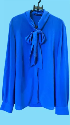 Blusa de crepe de seda com laço azul royal