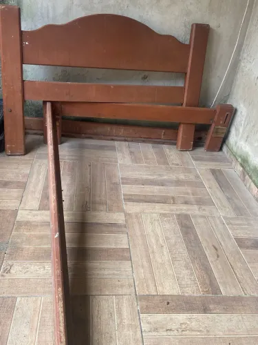 Cama de madeira(não acompanha estrado)