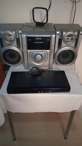Um aparelho de som e um aparelho de DVD