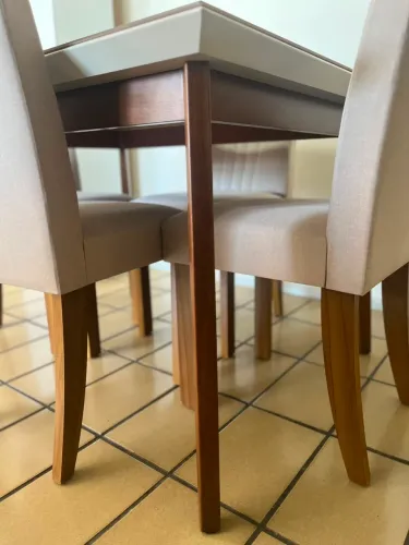 Mesa de madeira com 4 cadeiras Super conservada