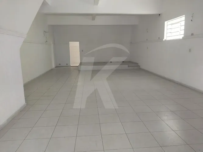 Salão comercial medindo 140 m² com 2 banheiros e 2 portas de aço.