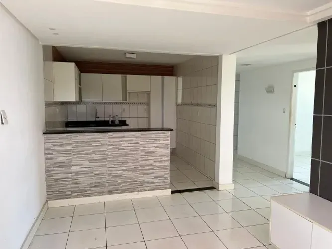 Alugo casa ampla 2 quartos , ventilada e com armários planejados em Jardim Cajazeira