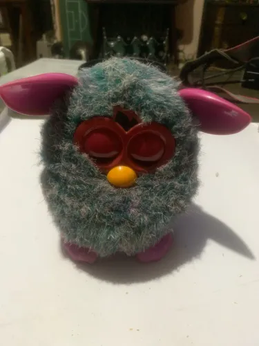 Furby, um brinquedo eletrônico interativo Hasbro c/ defeito