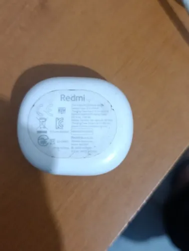 Xiaomi Redmi Buds 4 Lite na cor branca.