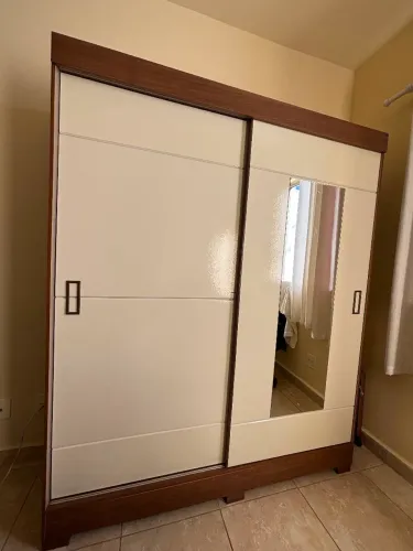 Guarda roupa/ roupeiro