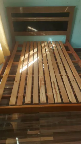 Cama de casal em madeira usada em bom estado