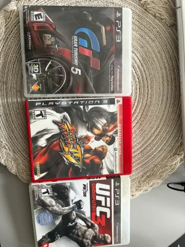 Jogos ps3: gran turismo 5; street fighter 4 e ufc undisputed 3 