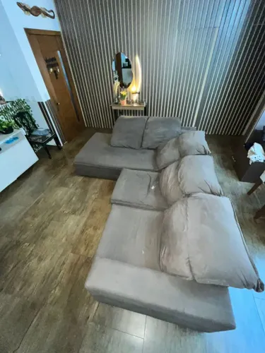 SSofá retrátil com chaise em Suede com dois furos apenas. Lindo  e funcionando perfeito 