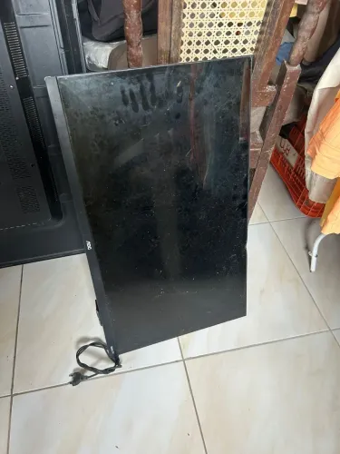 Vendo tv com defeito para retirada de peças 
