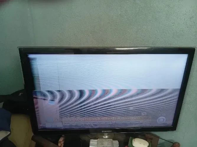 tv 32. imagem meia tela. p conserto ou tirar peças. so normal. com controle
