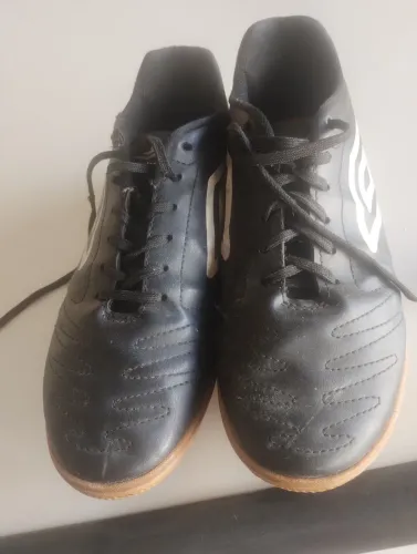 Chuteira da UMBRO semi-nova... Número 41/42!!