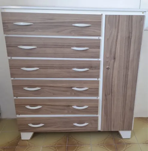 Vendo cômoda em perfeito estado, com chave da portinha. 700,00$