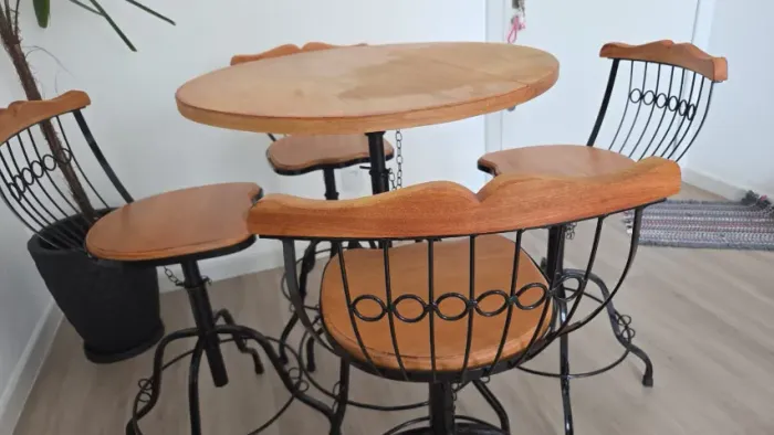 Mesa e cadeiras