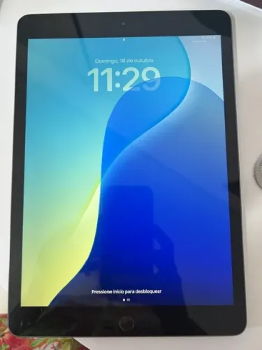 Ipad 7 geração em ótimo estado, com apenas uma pequena mancha na parte superior traseira.