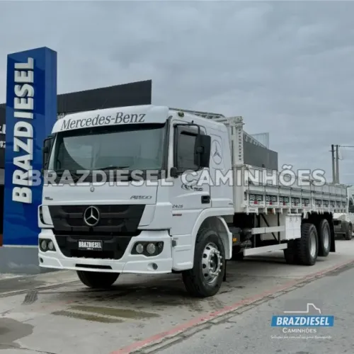 MB Atego 2426 6x2 ano 2013 com carroceria de 8,50m