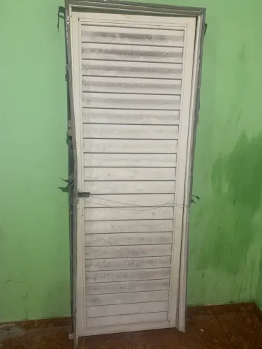 3 portas  e 3 janelas 