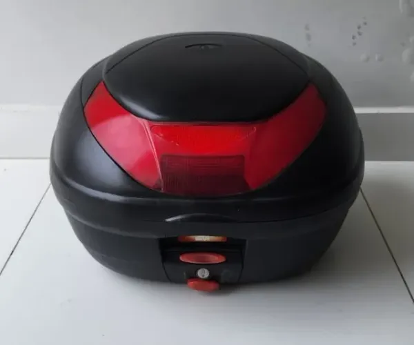 Baú Bauleto Givi Monolock 35 Litros Lente Vermelha Preto
