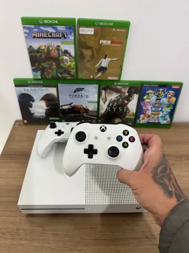 Xbox One s 1Tb + 2 controles + 7 jogos