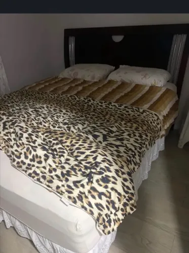 Cama Queen com colchão e cabeceira