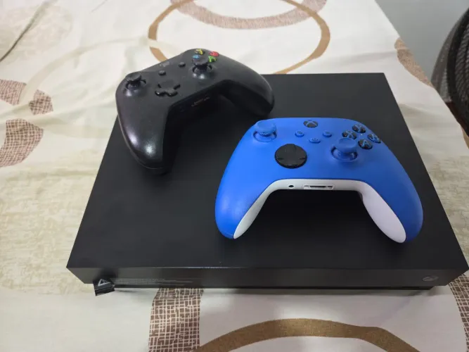 Xbox ONE X 1TB + 2 CONTROLES (xbox series azul)