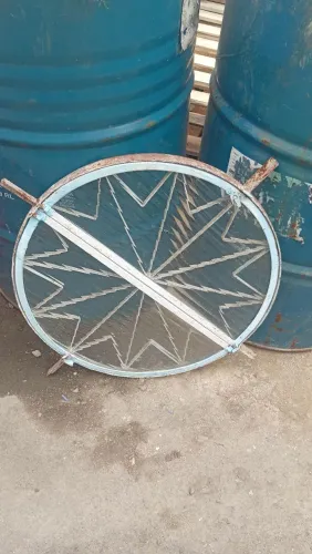 Janela vasculante redonda de ferro com tela de proteção