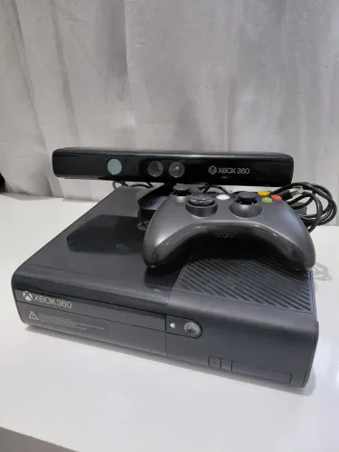 Xbox 360 Super Slim 250GB com Kinect e +10 Jogos