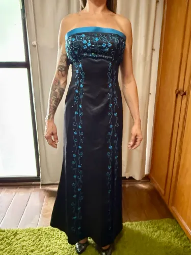 Vestido de festa longo, com bordados