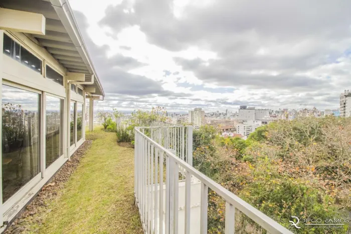 Apartamento amplo em uma da ruas mais desejadas do bairro Moinhos de Vento.